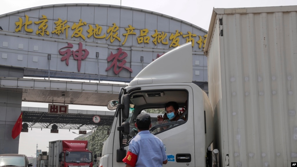 资料照：新冠疫情中的北京新发地农产品批发市场。（2020年9月6日）(photo:VOA)