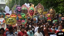 ঢাকায় "পহেলা বৈশাখ" এর মঙ্গল শোভাযাত্রায় অংশ নিয়েছেন অসংখ্য মানুষ। ১৪ এপ্রিল ২০২২. (ফটো বি মুনির উজ জামান / এএফপি) 
