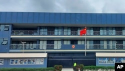 中国驻所罗门大使馆前飘扬着中国国旗。（2022年4月1日）