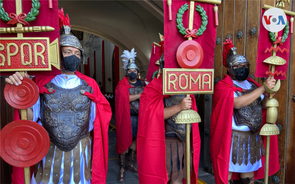 Un grupo de guatemaltecos vestidos de romanos encabezan la procesión de San Francisco el Grande, en Antigua Guatemala, recordando la captura de Jesucristo durante su pasión.