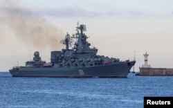 Kapal penjelajah rudal Angkatan Laut Rusia, Moskva, berlayar kembali ke pelabuhan setelah melacak kapal perang NATO di Laut Hitam, di Pelabuhan Sevastopol, Krimea, 16 November 2021. REUTERS/Alexey Pavlishak