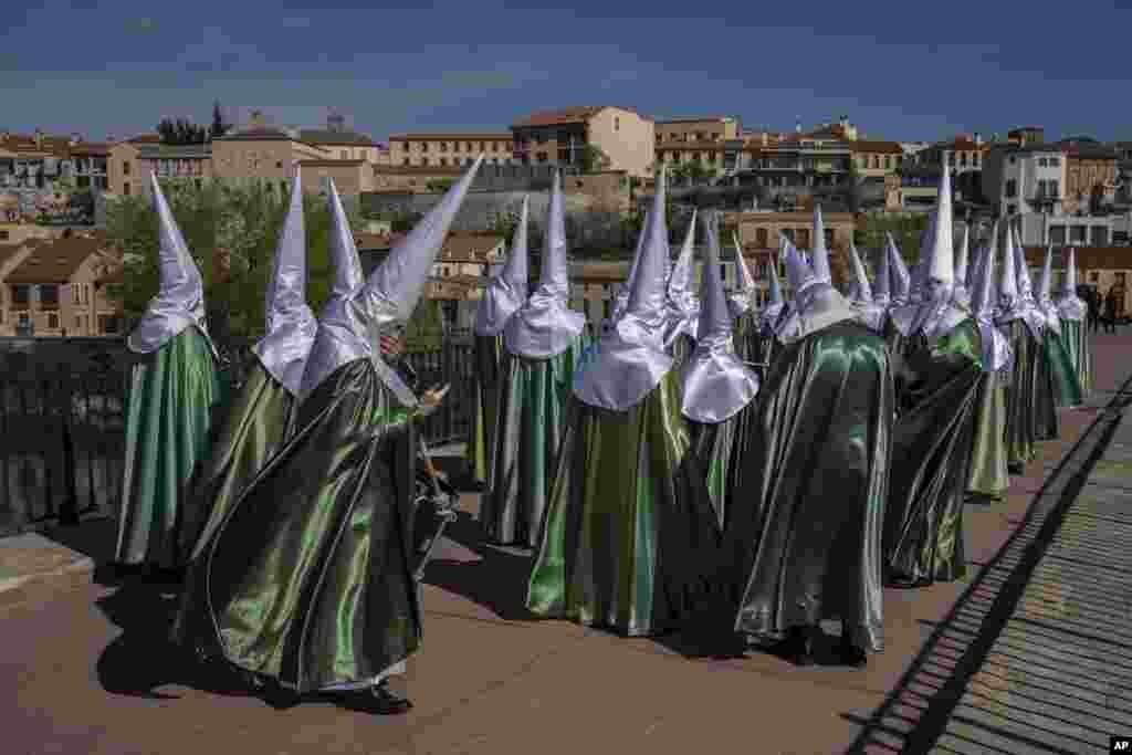 Penitents from &#39;Virgen de la Esperanza&#39; brotherhood attend a procession in Zamora, Spain.