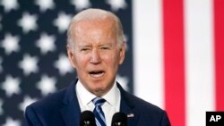 Prezidan Joe Biden pran la pawol nan Greensboro, Kawolin di No, Jedi 14 Avril 2022. 