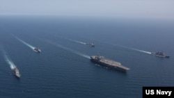 미 핵추진 항공모함 '에이브러햄 링컨'함(가운데)이 12일 동해(일본해)에서 일본 해상자위대 함정들과 훈련하고 있다. (미 7함대 제공)