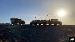 Армейские машины во время учений в Национальном учебном центре в Форт-Ирвине, Калифорния, 12 апреля 2022 г.