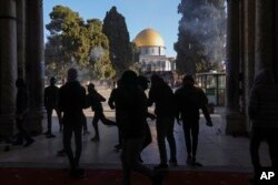 Warga Palestina bentrok dengan pasukan keamanan Israel di kompleks Masjid Al Aqsa di Kota Tua Yerusalem pada 15 April 2022. (AP Photo/Mahmoud Illean)