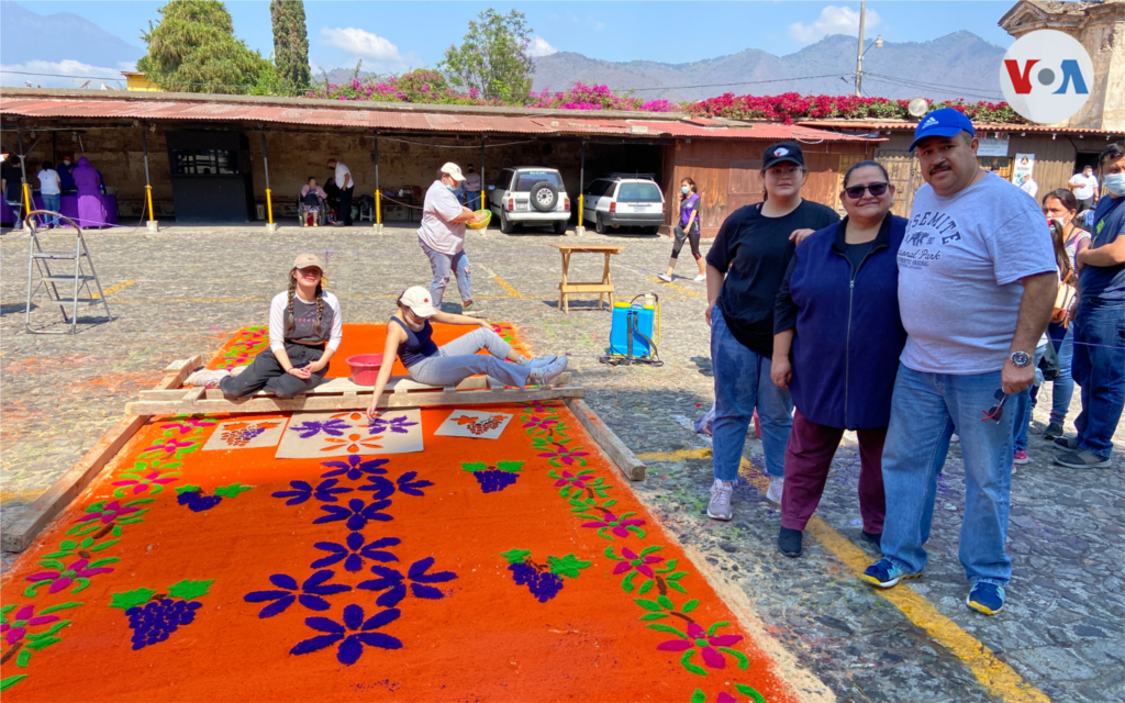 Gilmar Marroquín y su familia, tienen seis años de realizar la alfombra que marca el inicio del recorrido de Jesús del Perdón en Antigua Guatemala.