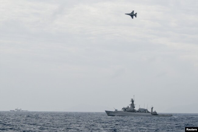 Pesawat jet tempur F-16 TNI AU terbang di atas kapal perang TNI AL saat melakukan operasi di Natuna, dekat Laut China Selatan, 10 Januari 2020. (Foto: Antara via Reuters)