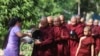Sejumlah biksu menerima pemberian dari warga di Yangon, Myanmar, pada 14 April 2022. (Foto: AP/Thein Zaw)
