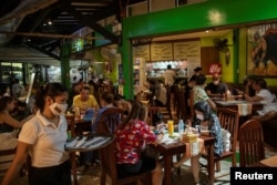 FILE - People dine in a restaurant in Boracay Island amid the coronavirus disease (COVID-19) outbreak, in Aklan province, Philippines, November 30, 2021.