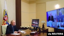 TT Putin chủ tọa một cuộc họp về tình hình kinh tế Nga hôm 18 tháng Tư. Hình minh họa.