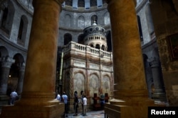 FILE PHOTO: People visit the Church of the Holy Sepulchre in Jerusalem's Old City, April 11, 2022. REUTERS/Ronen Zvulun/File Photo