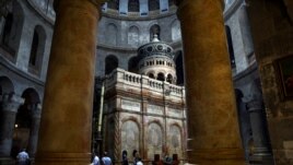 FILE PHOTO: People visit the Church of the Holy Sepulchre in Jerusalem's Old City, April 11, 2022. REUTERS/Ronen Zvulun/File Photo