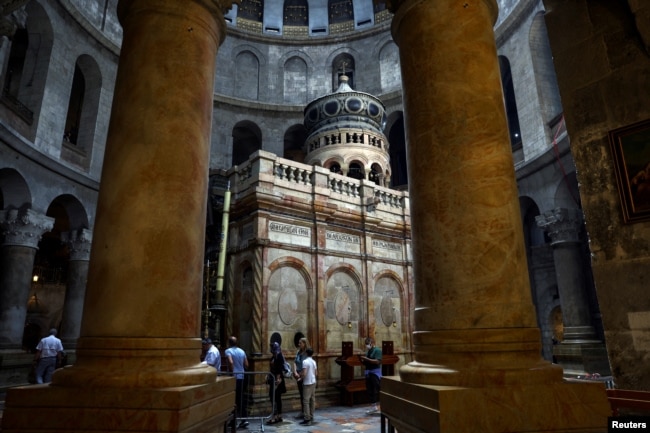 FILE PHOTO: People visit the Church of the Holy Sepulchre in Jerusalem's Old City, April 11, 2022. REUTERS/Ronen Zvulun/File Photo