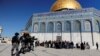 Pasukan keamanan Israel mengambil posisi &quot;siaga&quot; selama bentrokan dengan demonstran Palestina di kompleks Masjid Al-Aqsa, tempat suci ketiga ummat Islam, yang juga merupakan lokasi &quot;Temple Mount&quot; bagi ummat Yahudi di Kota Tua Yerusalem, Jumat 15 April 2022. (Foto: Reuters)