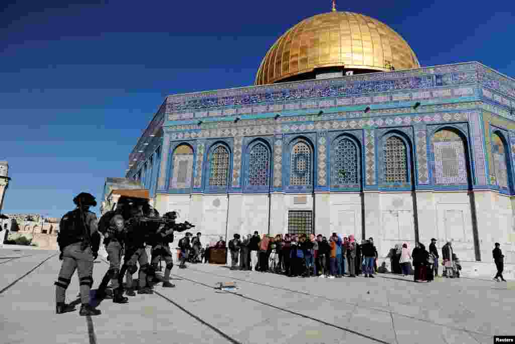 Pasukan keamanan Israel mengambil posisi &quot;siaga&quot; selama bentrokan dengan demonstran Palestina di kompleks Masjid Al-Aqsa, tempat suci ketiga ummat Islam, yang juga merupakan lokasi &quot;Temple Mount&quot; bagi ummat Yahudi di Kota Tua Yerusalem, Jumat 15 April 2022. (Foto: Reuters)