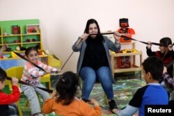 Halimeh Sarabtah, mengajar musik di Ramallah, Tepi Barat, 5 April 2022. (REUTERS/Mohamad Torokman)