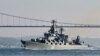 ARCHIVO - El crucero de misiles guiados de la Armada rusa Moskva navega en el Bósforo, en su camino hacia el mar Mediterráneo, en Estambul, el 18 de junio de 2021.