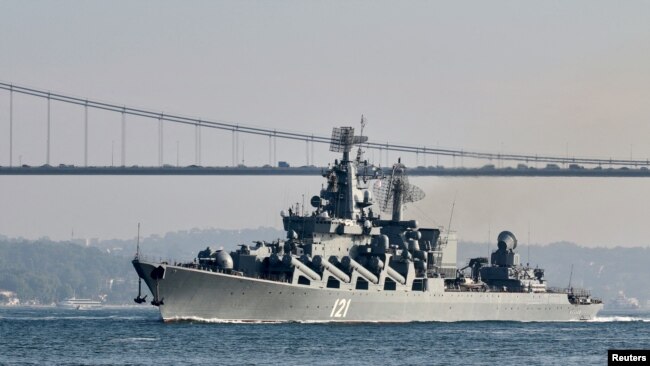 ARCHIVO - El crucero de misiles guiados de la Armada rusa Moskva navega en el Bósforo, en su camino hacia el mar Mediterráneo, en Estambul, el 18 de junio de 2021.