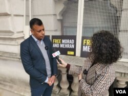 مصاحبه صدای آمریکا با ساشا دشموک، رئیس سازمان عفو بین‌الملل در بریتانیا در مقابل ساختمان وزارت خارجه بریتانیا لندن