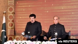 夏巴茲·謝里夫在巴基斯坦參議院主席穆罕默德·薩迪克·桑杰拉尼主持下在巴基斯坦總統辦公室宣誓就任巴基斯坦第23任總理。 (2022年4月11日)