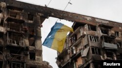 Người Ukraine cố cầm cự ở Mariupol.