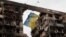 Người Ukraine cố cầm cự ở Mariupol.