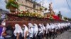 Un grupo de mujeres porta el paso de Jesucristo Crucificado en una procesión del Jueves Santo en la Antigua Guatemala, el 14 de abril de 2022.