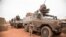 Des véhicules blindés Griffon de l'opération Barkhane se préparent à partir pour la dernière patrouille avant la cérémonie de remise de la base militaire de Barkhane à l'armée malienne à Tombouctou, le 14 décembre 2021. (Photo FLORENT VERGNES / AFP)