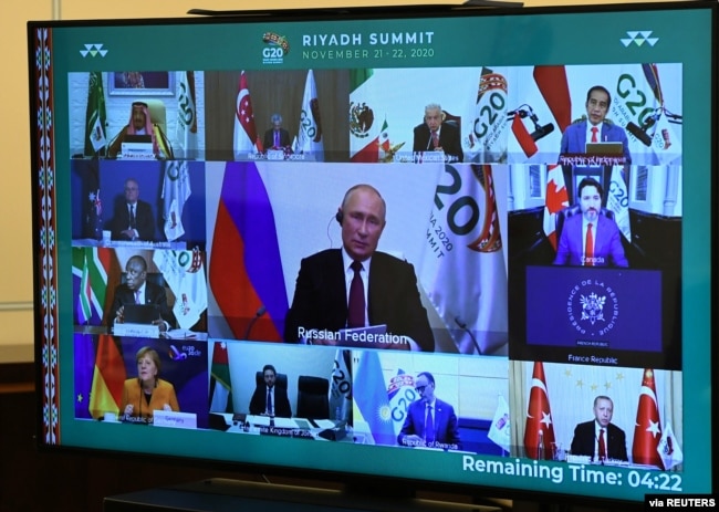 Presiden Rusia Vladimir Putin saat konferensi video selama KTT Pemimpin G20 2020, di kediaman negara Novo-Ogaryovo di luar Moskow, Rusia 21 November 2020. (Foto: via Reuters)