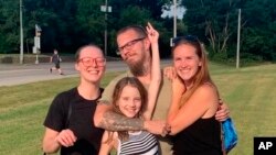 Rio Allred (tengah, bawah) bersama KaSandra Jackson, Nicole Ball, dan Michael Allred pada malam kelas 6 kembali ke sekolah di Elkhart, Indiana, AS, Agustus 2019. (Courtesy: Nicole Ball via AP)