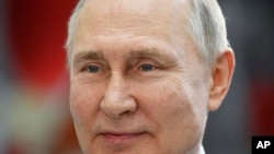Prezidan Ris la Vladimir Putin pandan yon vizit nan Vostochny, nan es La Risi, Madi 12 Avril 2022. 
