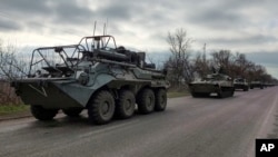 Lực lượng tăng thiết giáp Nga tại một khu vực do phiến quân li khai Ukraine kiểm soát. 