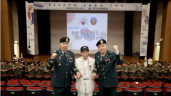 2025년 6월 25일 화랑 무공 훈장을 받은 배동윤 씨가 특전장교들과 기념 사진을 찍고 있다, (한국 국방부 제공)
