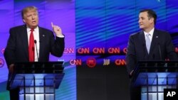 Kandidat Capres partai Republik, Donald Trump (kiri) dan Ted Cruz dalam acara debat di Miami, Florida 10 Maret lalu (foto: dok).