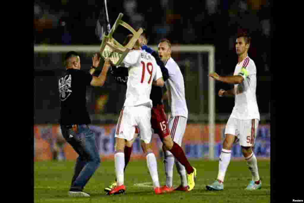 Uefa bi mogla da odluči da Srbija mora nekoliko preostalih kvalifikacionih utakmica da odigra "iza zatvorenih vrat". 