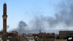 Smoke billows from a neighborhood in the Yemen capital Sana'a after fierce fighting erupted between dissident tribesmen and loyalist troops on May 31, 2011