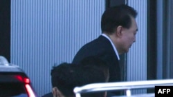 El presidente surcoreano Yoon Suk Yeol, quien se encuentra suspendido del cargo, llega a la Oficina de Investigación de Corrupción para Funcionarios de Alto Rango, el 15 de enero de 2025, en Gwacheon, Corea del Sur. AP