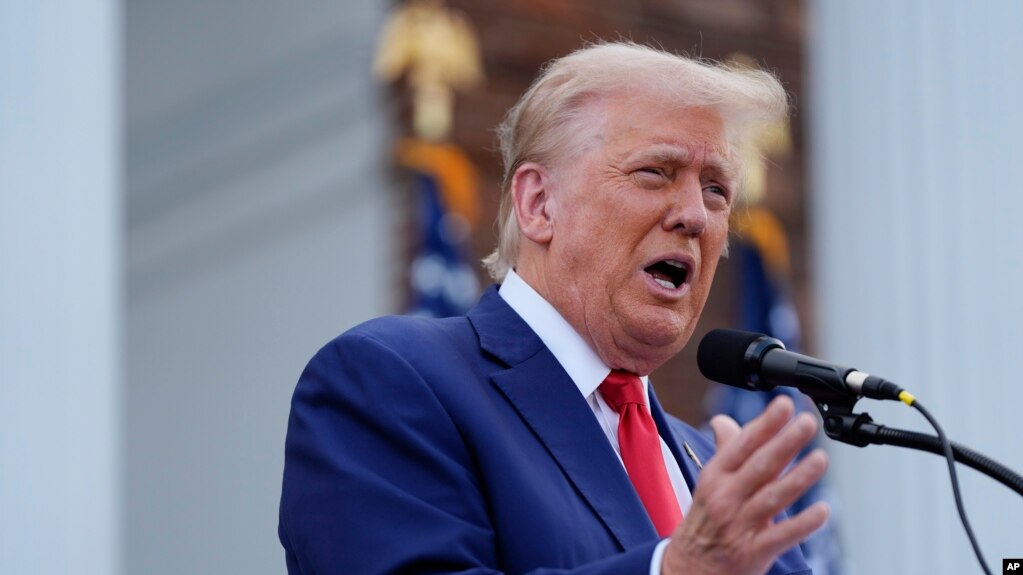 El candidato presidencial republicano, el expresidente Donald Trump, habla en una conferencia de prensa en el Trump National Golf Club, el jueves 15 de agosto de 2024, en Bedminster, Nueva Jersey, EEUU.