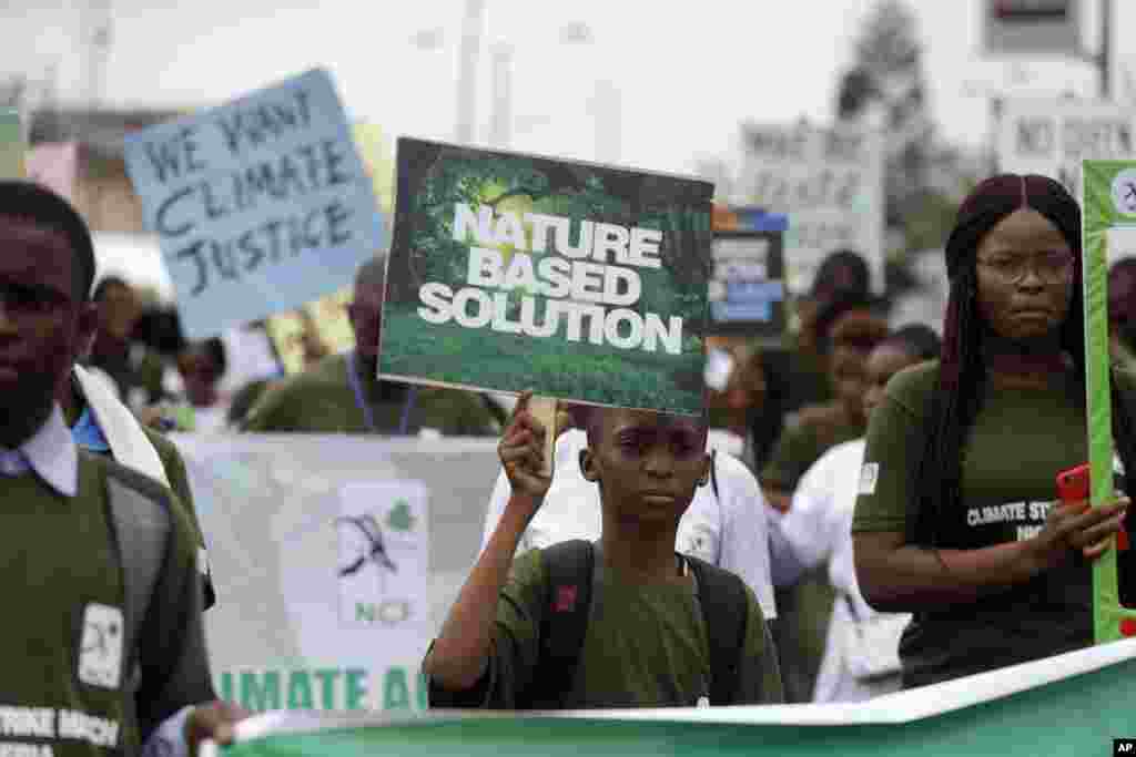 Manifestantes marchan para exigir acciones sobre el cambio climático en las calles de Lagos, Nigeria, el viernes 29 de noviembre de 2019. Los manifestantes de todo el mundo se unieron a las manifestaciones el viernes como un día de manifestaciones mundiales que piden medidas contra el cambio climático.