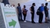 Personas esperan en la fila para recibir las vacunas contra el COVID-19 en un supermercado de La Bonita, en Las Vegas, el 7 de julio del 2021..