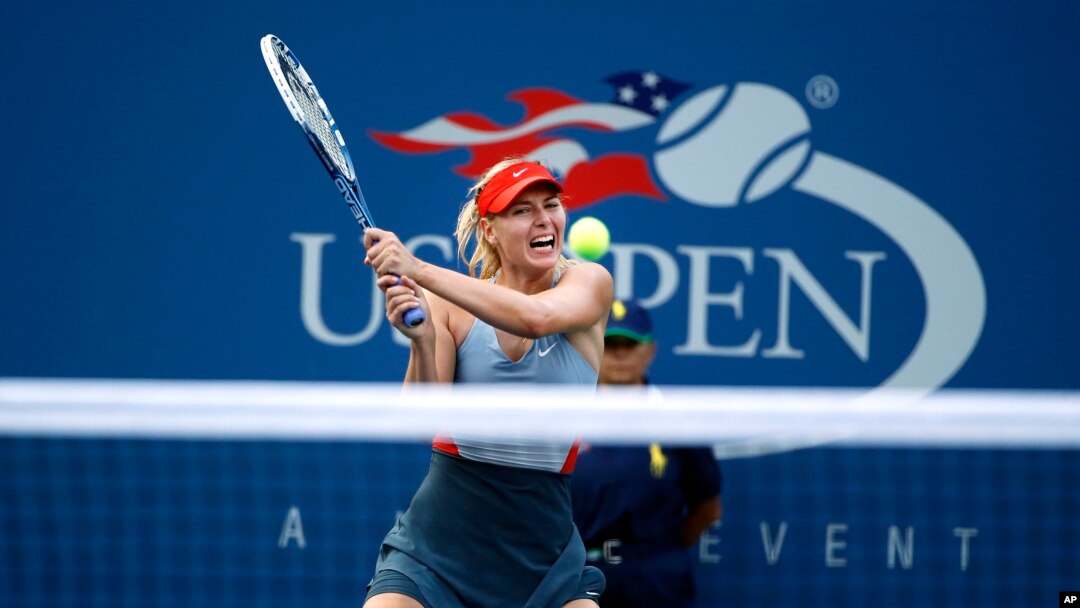 Maria Sharapova dari Rusia mengembalikan pukulan Alexandra Dulgheru dari Rumania dalam turnamen AS Terbuka di New York (27/8). (AP/Jason DeCrow)