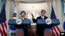 Menlu Korsel Yun Byung-se menyimak saat Menlu AS John Kerry berbicara pada media (19/10) di Gedung Kemenlu AS. Washington, D.C. (Foto: AP Photo/Alex Brandon)