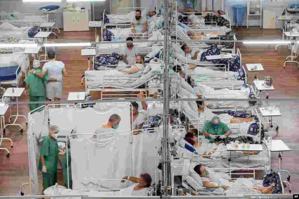 브라질 상파울루 외곽 경기장에 설치된 임시 진료소에 신종 코로나바이러스 감염 환자들이 입원 중이다.