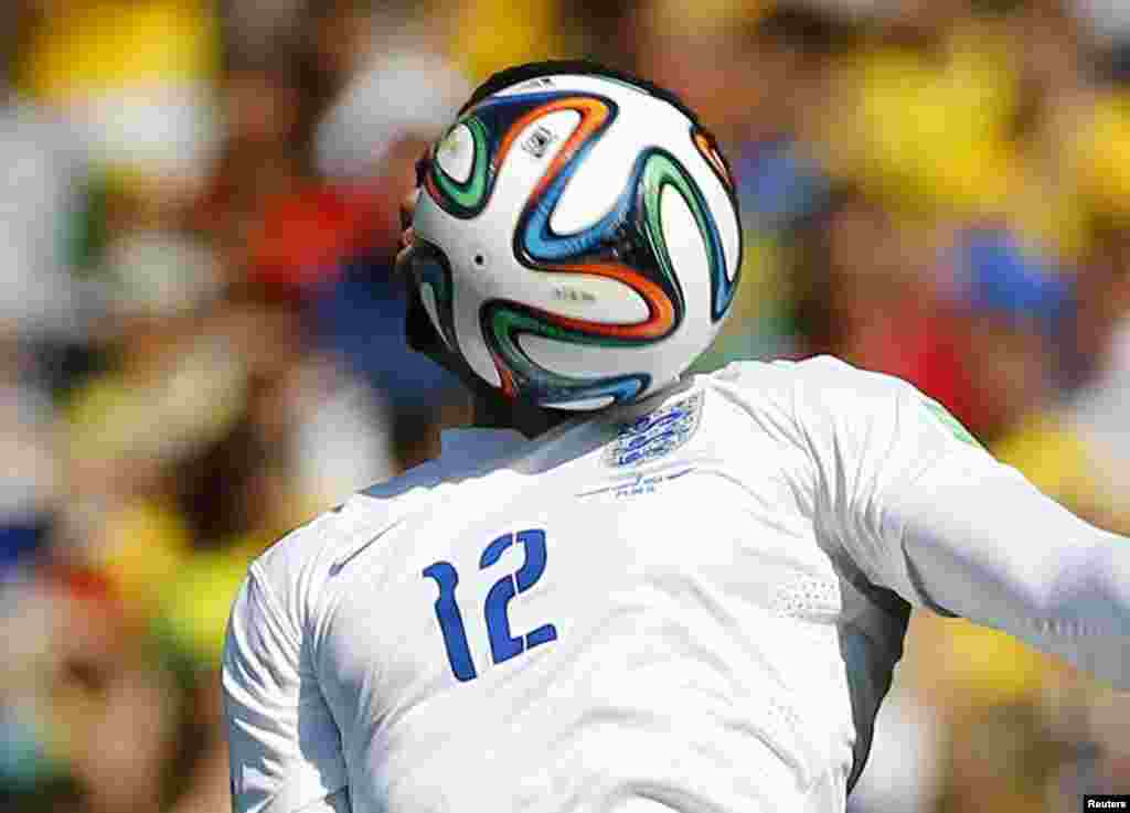 انگلینڈ کے اسمالنگ ہیڈر سے فٹ بال کو کھیلتے ہوئے