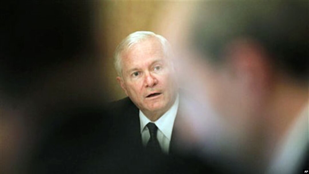 Defense Secretary Robert Gates speaks to reporters in Cairo, Mar 23 2011