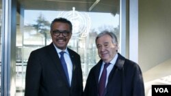 El director de la OMS, Teedros Adhanom Ghebreyesus, a la izquierda, le da la bienvenida al secretario general de Naciones Unidas, Antonio Guterres, para darle un informe sobre el coronavirus el 24 de febrero pasado.