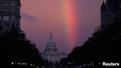 Semburat pelangi menghiasi langit di belakang Gedung Capitol, Washington, D.C., jelang pemilihan paruh waktu, 6 November 2018.