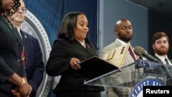 Jaksa Fulton County Fani Willis menggelar konferensi pers setelah memberikan tuduhan resmi kepada mantan presiden AS, Donald Trump dan para sekutunya untuk membatalkan hasil pilpres 2020 secara ilegal, di Atlanta, Georgia, 14 Agustus 2023. (Foto: Elijah Nouvelage)