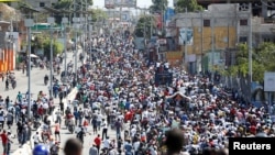 Los manifestantes protestan en las calles de Puerto Príncipe, la capital de Haití en febrero de 2021, inconformes con las políticas del presidente Jovenel Moise.